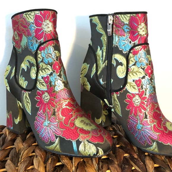 Marc Fisher | Floral Embroidered 'Jana' Ankle Bootie | Size 6 - Picture 8 of 13